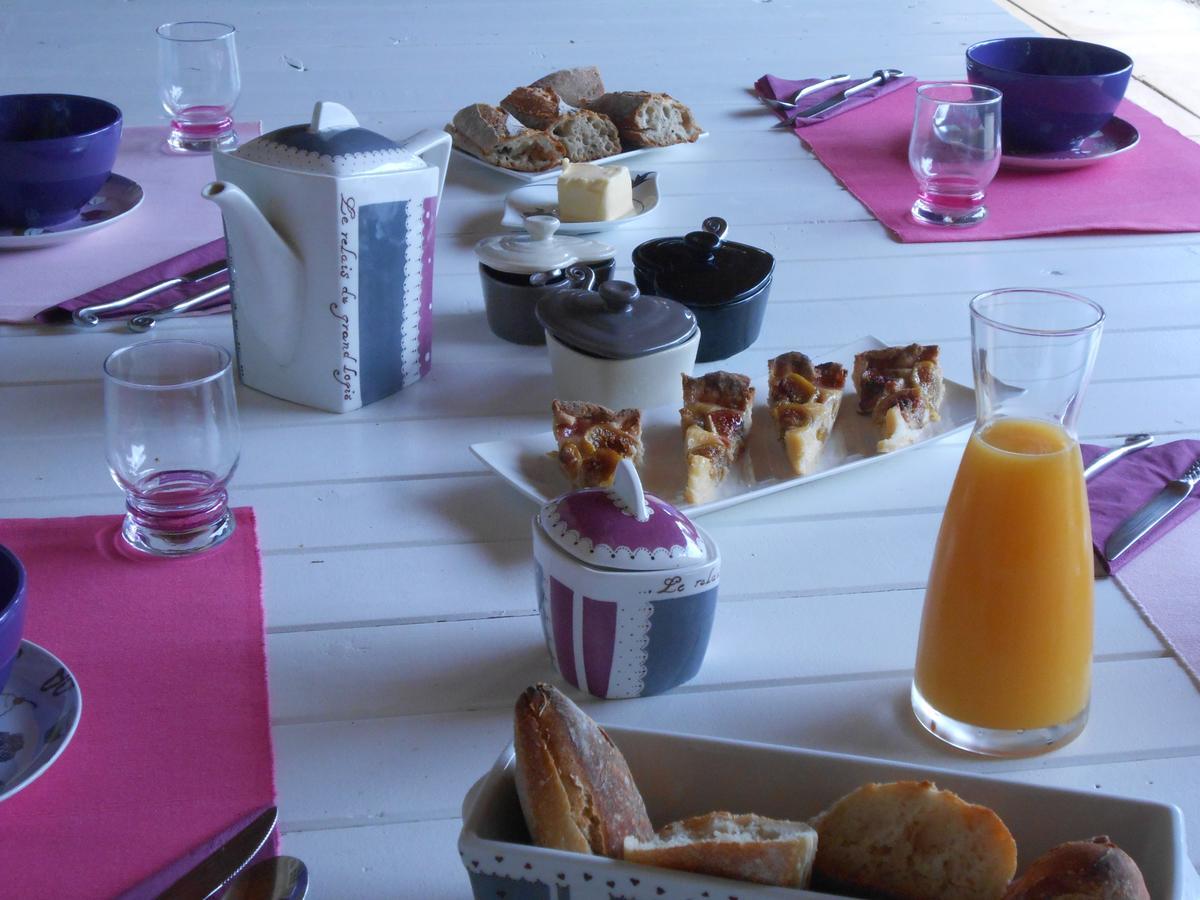 Bed and Breakfast Le Relais Du Grand Logis Civrieux Экстерьер фото