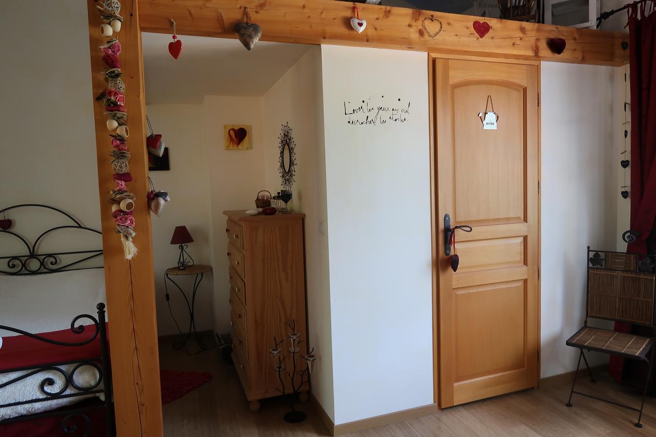 Bed and Breakfast Le Relais Du Grand Logis Civrieux Экстерьер фото